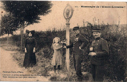 Hômmages De L'Alsace-Lorraine ! [ Alsacienne, Soldat, Médailles, Poteau De Frontière ] (661)_cp234 - Guerre 1914-18