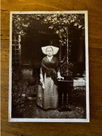 Charente Maritime ? * Femme En Coiffe Et Costume * Grande Photo Albuminée Circa 1890/1910 * 17x12cm * Coiffes - Autres & Non Classés