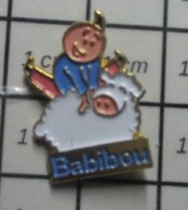 912B Pin's Pins / Beau Et Rare / MARQUES / BABIBOU ENFANT JOUANT A SAUTE-MOUTON - Markennamen
