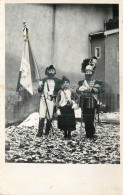 Cpa Photo HOMMES ET ENFANTS En Tenue Folklore  - Fotografie