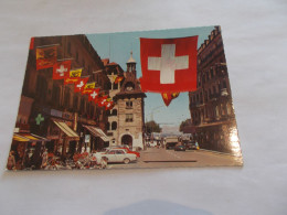 GENEVE ( SUISSE SWITZERLAND ) LA PLACE DU MOLARD ANIMEES VIEILLES AUTOS CAMION COMMERCES 1970 NOMBREUX DRAPEAUX - Genève