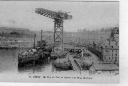 Brest Un Coin Du Port De Guerre Et La Grue Electrique - Brest