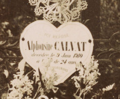 Photo (3) 10 X 14.9 Sur Carton 10.8 X 16.4  Cimetière  Tombe D'Alphonsine Calvat Décédé à 24 Ans Le 9 Juin 1910 - Foto