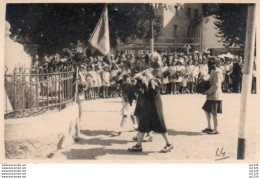 3V3Gz   04 Forcalquier Photo Armistice 8 Mai 46 Dépot De Gerbes Par Des Femmes Devant Le Monument Aux Morts - Forcalquier