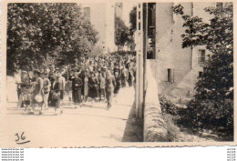 3V3Gz   04 Forcalquier Photo Armistice 8 Mai 46 La Foule Se Rendant Au Monument Aux Morts - Forcalquier