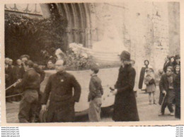 3V3Gz   04 Forcalquier Photo Procession Religieuse La Vierge Et L'enfant Tirés Par Les Jeunes Hommes Devant L'église - Forcalquier