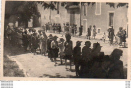 3V3Gz  04 Forcalquier Photo Procession La Foules Femmes Et Enfants Suivant Les Religieux - Forcalquier