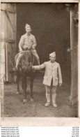 3V3RN   Carte Photo Militaires Soldats Du 28eme Dont Un Cavalier Cheval Sortant Des écuries - Personen