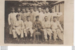 3V3RN   Carte Photo Militaires Soldats Bléssés De Guerre En Pyjamas Uniformes à Rayures - Guerre 1914-18