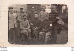 3V3RN   Carte Photo Militaires Soldats Prisonniers De Guerre En Allemagne En 1917 Cachet Au Verso - Guerre 1914-18