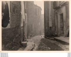 3V3Gi  04 Forcalquier Grande Photo D'une Rue De La Ville Affiche Publicitaire Menier Jul's En 1932 - Forcalquier