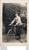 2V6Mn   Carte Photo D'un Homme à Vélo Bicyclette Vélocipède Tacot - Motos