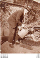 2V6Mj   Photographie Ancienne (11cmx 8.5cm) Homme En Costume Arrosant Ses Plantes Arrosoir Brouette - Fotografie