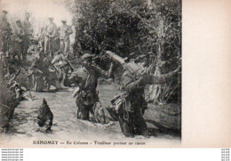 2V5Hy   Dahomey Militaires Soldats Tirailleur Portant Un Canon - Dahomey