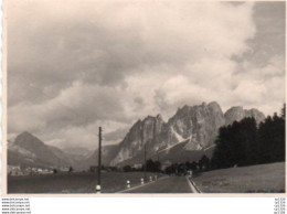 2V9Sme     Photo Originale (10cm X 7cm) Italie Dolomites Route Village Dans Les Années 60 - Otros & Sin Clasificación