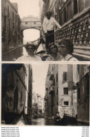 2V9Sme  Lot De 2 Grandes Photos (17.5cm X 12.5cm) Italie Venise En Gondole Dans Les Rues - Venetië (Venice)