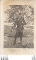 2V9Ch  Militaire Carte Photo Soldat 111eme Ou 211eme Sac à Dos, Clairon, Fusil, Canne - Weltkrieg 1939-45