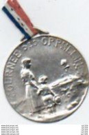 2V8Bv Insigne Militaire Décoration Médaille Metal Argenté Gaufré Guerre 14/18 Journée Des Orphelins 1916 - Francia