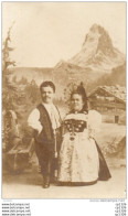610Mé  Carte Photo Montage Surrealisme Couple De Nains Liliputiens En Costume Devant Un Paysage De Montagnes - Photographie