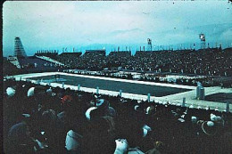 Diapositive Diapo Les Jeux Olympiques D'Hiver GRENOBLE 1968 Cérémonie D'ouverture Vue Sur Le Stade Et L'escalier - Diapositive