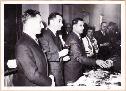 28397 / BORDEAUX 6 Février 1954 Maire CHABAN DELMAS  Remise LEGION HONNEUR Robert BUISSON (1)  Photo 18X13 - Personalidades Famosas