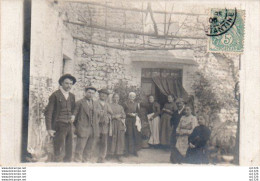 2V5Pu    Carte Photo De Famille Devant Leur Bâtisse En Pierres Envoyée De Constantine En 1905 - Fotografie