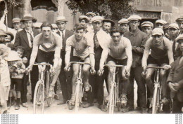 2V6Sm  Carte Photo Manosque (04)?  Devant Garage Roux Ou ...roux Départ D'une Course Cycliste - Photographie