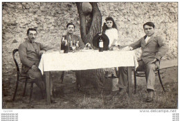 510Bc   Carte Photo Repas Autour D'une Table Sodats Chasseur Et Colonial Fillette Vin Champagne Fourchettes Croisées - Fotografie