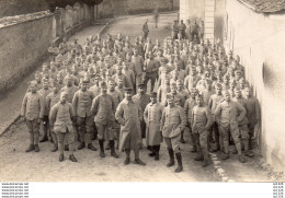 611Bce  Carte Photo Soldats Du 126 Eme Regiment Dans Une Rue Lieu à Situer - Régiments