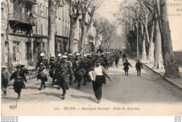 4V1FP  04 Digne Bd Gassendi Défilé Du Bataillon Militaires Cachet Au Verso (pas Courante En Noir/blanc) - Digne