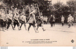 4V1FP   Guerre Dans Le Nord Défilé Des Prisonniers Faits à La Fontenelle Devant Le Géneral Joffre - Guerre 1914-18