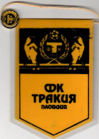 Plastique Flag And Badge - Soccer / Football Club - FK Trakia - Plovdiv - Bulgaria - Kleding, Souvenirs & Andere