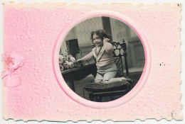 CPA Gaufrée Double Avec Calendrier 1909 (3) Et Bonne Année à L'intérieur Photo  Jeune Enfant Chaise Roses Fleurs  Ruban - Nieuwjaar