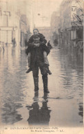75-PARIS INONDATIONS 1910 UN HOMME COURAGEUX-N°T5168-H/0005 - Überschwemmung 1910