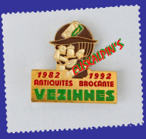 Pin's Antiquités Brocante De VEZINNES, Yonne, Bourgogne - Andere & Zonder Classificatie