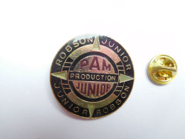 Superbe Pin's , Marque ?? Robson Junior , PAM Production - Marques