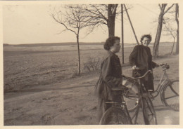 2 Alte Fotos Vintage. Hübsche Junge Mädchen Mit Fahrrad. Um 1950. (  B13  ) - Personnes Anonymes