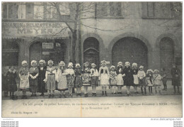 METZ UN JOLI GROUPE DE PETITES LORRAINES EN COSTUME NATIONAL ATTENDANT L'ARRIVEE DES TROUPES 1918 - Metz