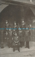 R000312 Tower Of London. Group Of Yeomen Warders. Undress Uniform. Gale And Pold - Autres & Non Classés