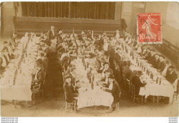 CARTE PHOTO GROUPE D'HOMMES A TABLE DANS UN REFECTOIRE  LIEU NON IDENTIFIE - To Identify