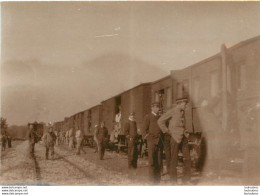 SOLDATS TRAIN A QUAI PHOTO ORIGINALE FORMAT 8.50 X 5 CM - Guerre, Militaire