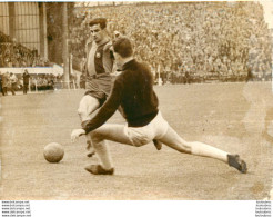 FOOTBALL 05/1961 DEMI FINALE DE LA COUPE D'EUROPE A BRUXELLES SCHNOOR DEVANT SUAREZ  PHOTO PRESSE 18X13CM - Deportes
