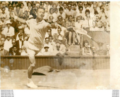 TENNIS 07/1961 WIMBLEDON ROD LAVER PERD SA RAQUETTE CONTRE KRISHNAN  PHOTO PRESSE 18X13CM - Deportes