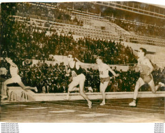 ATHLETISME 10/1959 DELECOUR VAINQUEUR DU 100 METRES DEVANT BERRUTTI  A ROME  PHOTO PRESSE 18X13CM - Deportes