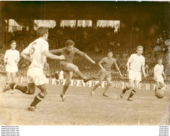 FOOTBALL 03/1961 LE STADE FRANCAIS BAT ANGERS  ICI STAKO KOWALSKI FEFEU ETC ... PHOTO PRESSE 18X13CM - Deportes