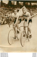 ROGER RIVIERE ET RUDI ALTIG 04/1960  COURSE POURSUITE PARC DES PRINCES RIVIERE VAINQUEUR PHOTO PRESSE 18X13CM - Deportes