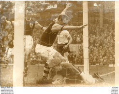 FOOTBALL 03/1961 EQUIPE DE BURNLEY ICI CONNELLY ET LE GARDIEN BROWN  PHOTO PRESSE 18X13CM - Deportes
