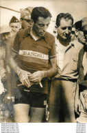 FAUSTO COPPI 1952 LA SEPTIEME ETAPE  VAINQUEUR PHOTO DE PRESSE ORIGINALE  18 X 13 CM - Deportes
