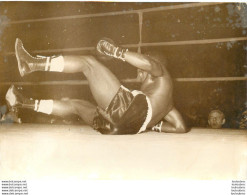 BOXE LAMPERTI VIENT D'ENVOYER DAVEY MOORE AU TAPIS 01/1961 PHOTO PRESSE ORIGINALE  18X13CM - Deportes