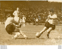 FOOTBALL 05/1961  R.C. PARIS MONACO VICTOIRE DE PARIS  VAN SAM DEVANT GAROFALO ET BIANCHERI  PHOTO PRESSE 18X13CM - Deportes